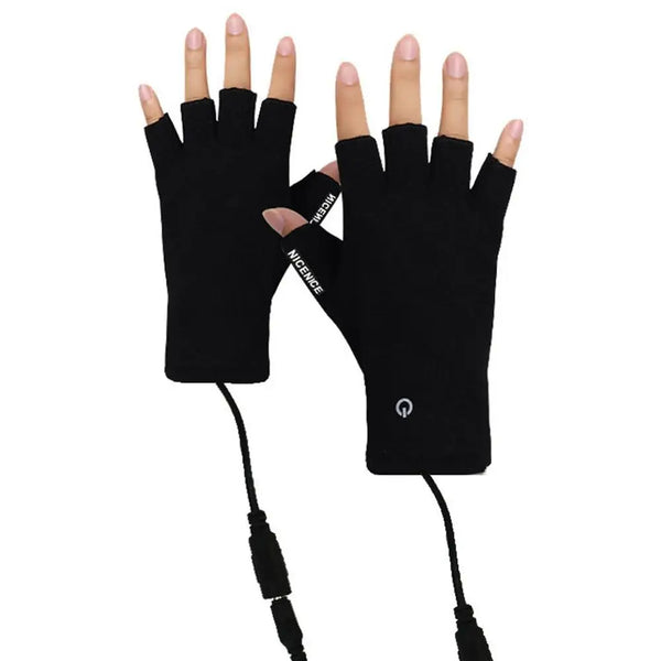 Gants chauffants femme souples style mitaine sur les mains d'une femme sur fond blanc