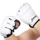 Gants boxe anglaise respirants style mitaine portés par une homme sur fond blanc