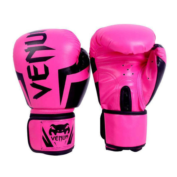 Gants de boxe roses et confortables sur fond blanc